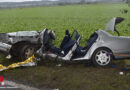 D: Mercedes schleudert bei Gronau gegen Baum → zwei Eingeklemmte (21, 28)