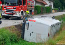 Nö: Kleintransporter stürzt nach Ausweichmanöver in ein Bachbett