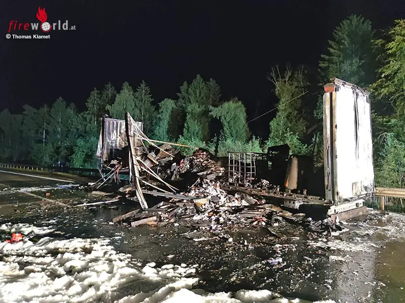 D: Stückgutauflieger (darunter 3 T Gefahrgut) Brennt Auf Der A7 Bei Bad ...