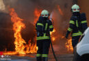 Oö: Pkw-Brand in Wels → Einsatzbeobachter ausgesperrt und per Drehleiter vom 7. Stock geholt