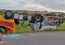 Nö: Sattelschlepper-Überschlag → Lkw landet in Ober-Grafendorf mit Rädern nach oben im Graben