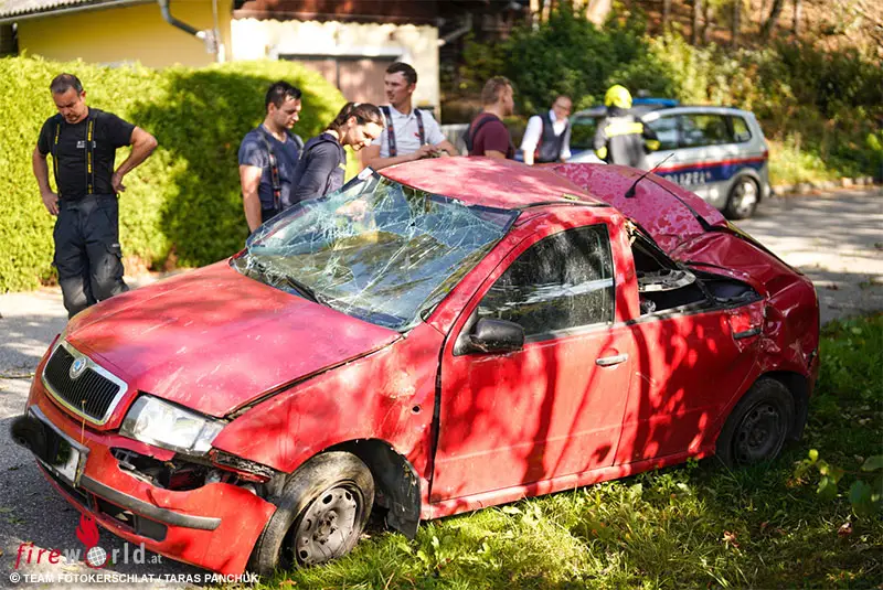 Oö: Frau Nach Autoüberschlag Auf B 124 Bei Pregarten Eingeschlossen ...