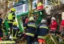 Oö: Bewusstlosen aus umgestürzten Harvester im Waldgebiet bei Alberndorf befreit