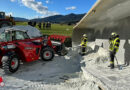 Stmk: Lkw mit 25 Tonnen Kalk in Spielberg umgekippt → 5-stündiger Einsatz