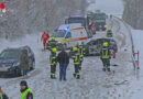 Oö: Zwei Lkw und ein Pkw in Kollision auf verschneiter B 137 bei Andorf verwickelt