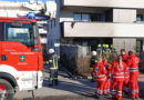 Oö: „Gefilmt statt gelöscht“: Brand eines Adventkranzes in Sattledt greift von Terrasse auf Gebäude über → nur ein Fw-Mann löschte