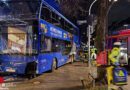 Bayern: Bus prallt in München gegen Hauswand → sechs Fahrzeuge beschädigt