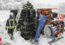 Oö: Einsatzmarathon hält an – Aufwendige Bergung eines Schneepfluges in Ohlsdorf