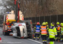 Oö: Unfall auf A 25 mit beladenem Pkw-Anhänger