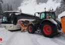 Stmk: Kollision zwischen Winterdienst-Traktor und Autobus in Donnersbach