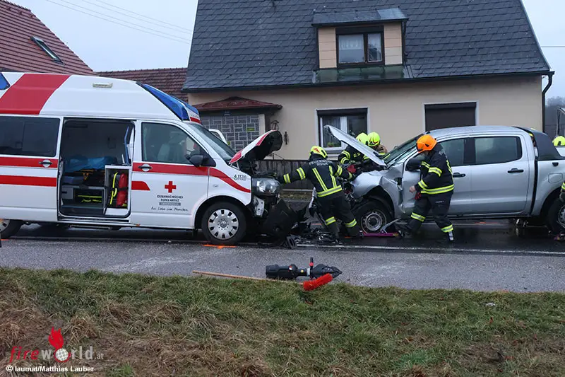 Oö: Frontalkollision Zwischen Rettungsfahrzeug Und Pickup → Drei ...