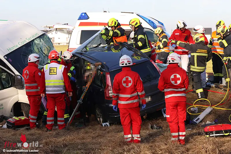 Oö: Verkeilte Unfallwracks Und Drei Schwerverletzte Auf Wiener Straße ...