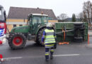 Nö: Mit Hackschnitzel beladener Anhänger in Kreisverkehr in Gresten umgestürzt