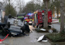 D: Feuerwehr entdeckt auf Übungsrückfahrt am Dach liegenden Pkw mit eingeklemmter Person