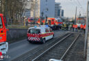 D: Auto kollidiert in Bonn mit Straßenbahn → Feuerwehr befreit eingeklemmte Person