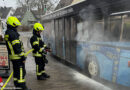 D: Lenker kann Reifenbrand an Autobus in Wenden bekämpfen