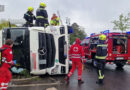 Nö: Mit Grünschnitt beladener Lkw in Kreisverkehr in Tulln umgestürzt → Lenker über Drehleiter befreit