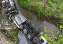 Oö: Sattelschlepper in Engerwitzdorf mit Rädern nach oben in Bach gestürzt