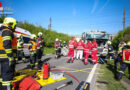 Oö: Lkw kracht mit Kranaufbau gegen Unterführung → Feuerwehr befreit zwei Personen aus eingedrückter Kabine