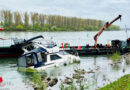 D: Sinkendes Sportboot am Rhein bei Speyer