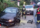 Nö: Pkw kracht in Gaaden gegen geparkte Fahrzeuge