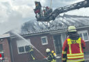 D: Bungalow-Dachstuhl in Zeven brennt → zwei Drehleitern im Einsatz