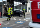 Nö: Pkw kracht in Bruck an der Leitha gegen Supermarkt-Glasfassade