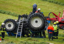 Oö: Traktorüberschlag beim Gras sammeln mit Ladewagen in Neumarkt in Mühlkreis