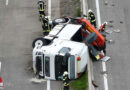 Oö: Lkw mit Kran nach Reifenplatzer auf A1 bei Laakirchen / Vorchdorf umgestürzt