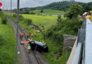 Schweiz: Pkw gerät bei Schöfflisdorf auf Leitplanke und stürzt auf Bahntrasse