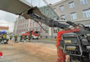 Stmk: Lkw mit Kran rammt Verbindungsbrücke beim Gymnasium in Knittelfeld