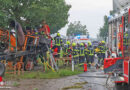 Oö: Unimog für Mäharbeiten in Wallern an der Trattnach um Baum gewickelt → Person eingeklemmt