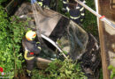 Oö: Pkw schlägt bei Unfall in Weibern unter Brücke ein