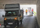 Oö: Klein-Lkw bei 2,8 m Eisenbahn-Unterführung in Wels skalpiert