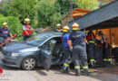 Oö: Missgeschick beim Ausparken aus Hauseinfahrt in Lambach → Carport eingestürzt