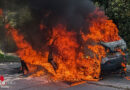 D: Auto-Vollbrand und Person unter Straßenbahn in Dresden