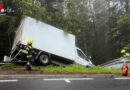 Stmk: Kleintransporter durchschlägt mit Fahrzeugfront Leitschiene in Lobmingtal