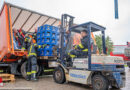 Oö: Biertransport in Pettenbach in Schräglage → Feuerwehr sichert Hirter Bier-Paletten