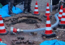 D: Feuerwehr errichtet Sandsackdamm nach Wasserrohrbruch im Stadtzentrum von Heimbach