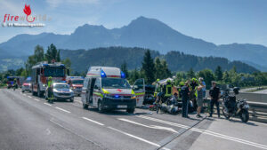 O: Zwei Motorrder prallen in Windischgarsten auf Pkw ? zwei Verletzte, zwei Rettungshubschrauber im Einsatz