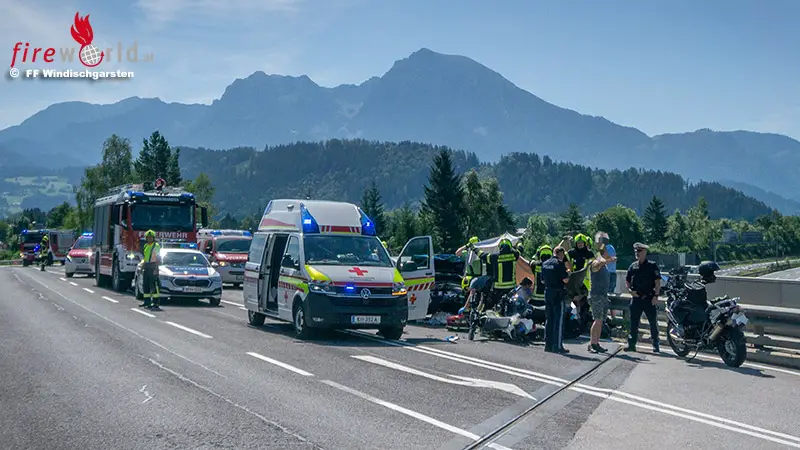 O-Zwei-Motorr-der-prallen-in-Windischgarsten-auf-Pkw-zwei-Verletzte-zwei-Rettungshubschrauber-im-Einsatz