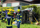 Oö: Pkw prallt in Oberwang gegen Stützmauer → Einsatz bei sengender Hitze 