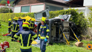 O: Pkw prallt in Oberwang gegen Sttzmauer ? Einsatz bei sengender Hitze