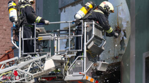 O: Fnf Verletzte bei Etagenbrand in einem Wohn- und Geschftsgebude in Linz-Ebelsberg