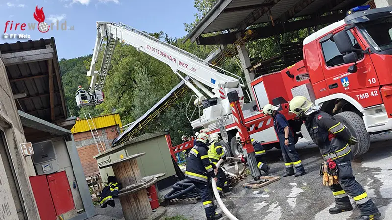 Stmk-Brand-einer-Photovoltaikanlage-am-Dach-einer-Betriebshalle-in-Weiz