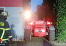 D: Feuerwehr muss mitten in der Nacht Hauswand in Dortmund von Efeu befreien