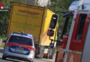 Oö: Feuerwehr eskortierte rauchenden Lkw in Wels zu Abfallunternehmen