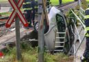 Oö: Auto in Kirchdorf von Zug erfasst → Pkw steckt senkrecht in Wasserdurchlass