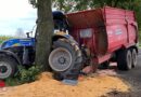 D: Traktorgespann prallt nach Reifenplatzer gegen Baum