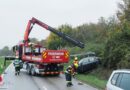 Nö: Pkw schleudert auf regennasser Fahrbahn in Biedermannsdorf gegen Böschung